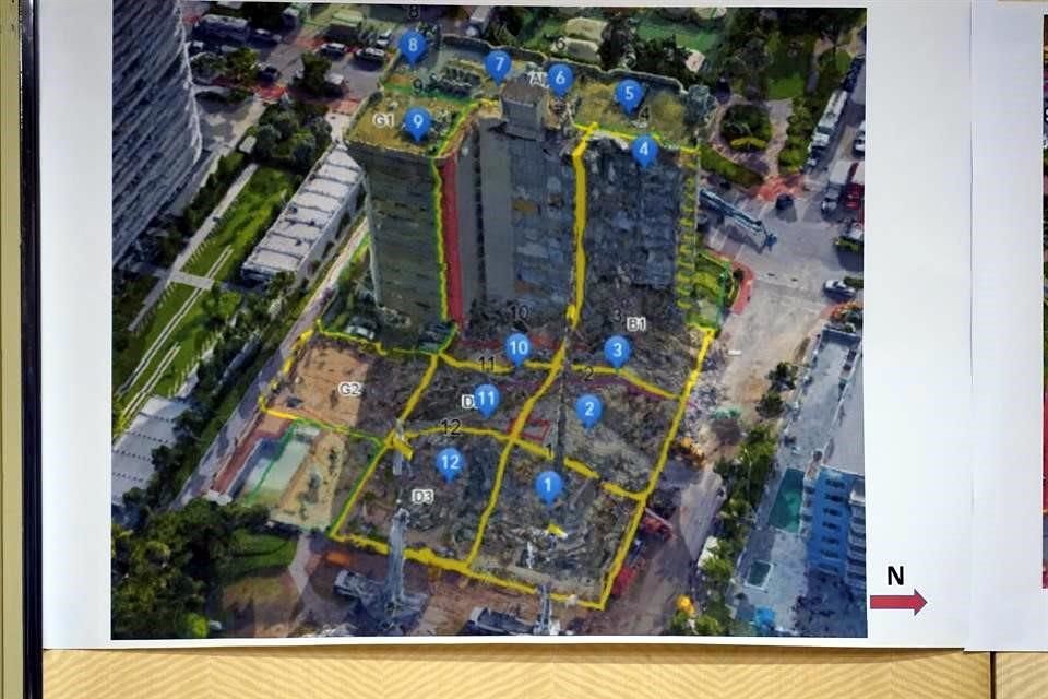 Un diagrama del edificio colapsado en el cuarto donde se celebró la reunión de Biden con funcionarios locales.