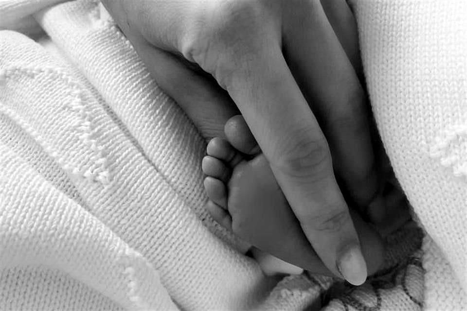 La modelo de 27 años compartió una imagen en donde se muestra el pie del bebé entre su mano.