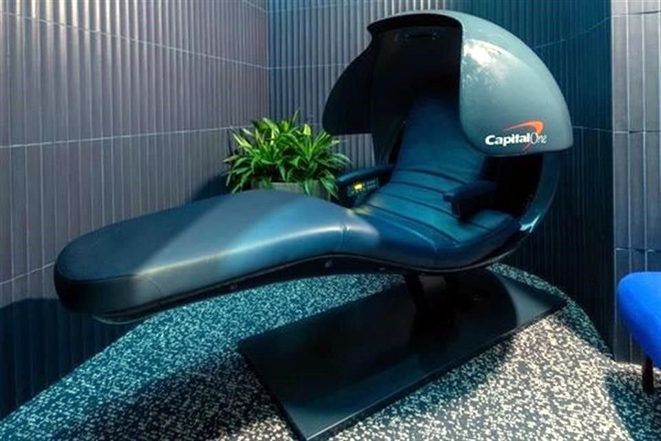 Una silla EnergyPod de gravedad cero en la nueva sala VIP de Capital One en el Aeropuerto Internacional de Denver.