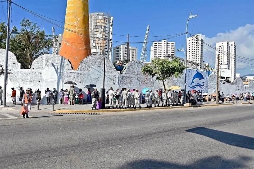 Por primera vez, en la historia, un Gobierno entregó enseres a habitantes de Acapulco tras un huracán.