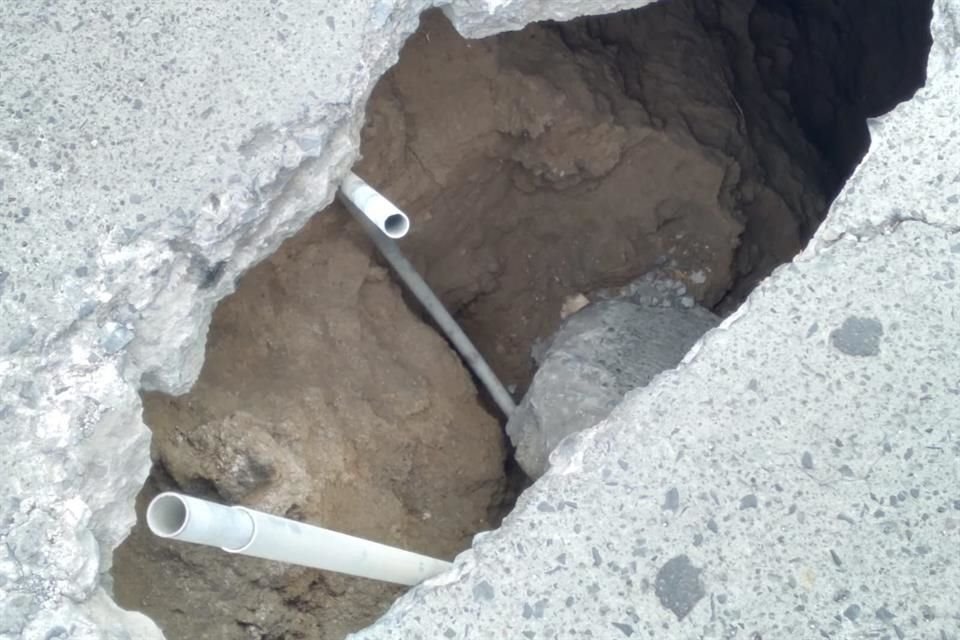 El socavón de descubierto la red de agua potable y drenaje.