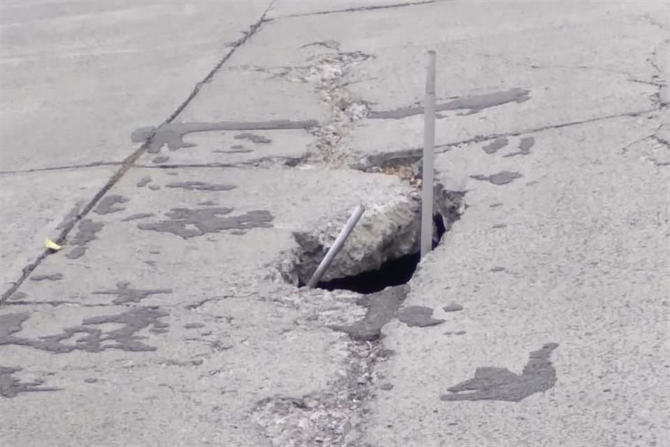 Debido al socavón, parte de la calle está agrietada.