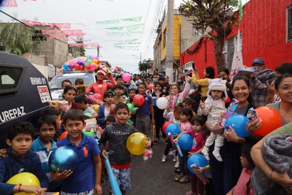 En esta edición de 'Nos toca Regalar', policías de Guadalajara recolectaron 39 mil regalos para niños tapatíos.