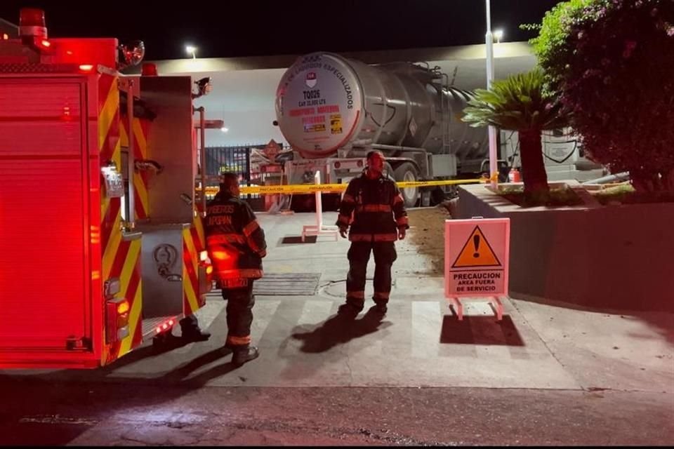 Un taxista arrojó una colilla de cigarro cuando una pipa abastecía una gasolinera en El Batán y ocasionó un incendio.