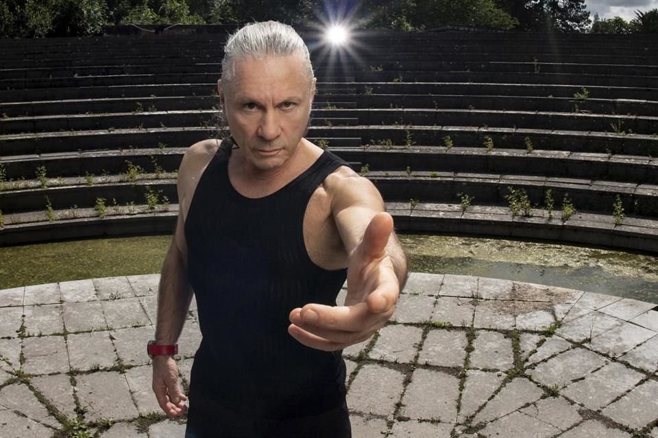 El vocalista de Iron Maiden, Bruce Dickinson, dijo que su actitud ante la vida hoy es de disfrutar y hacer proyectos que lo fortalezcan.