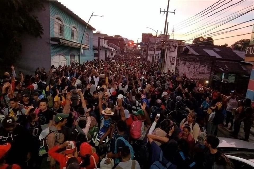 Los migrantes caminaron cerca de 15 kilómetros para llegar al ejido Álvaro Obregón, donde percnotarán hasta mañana.