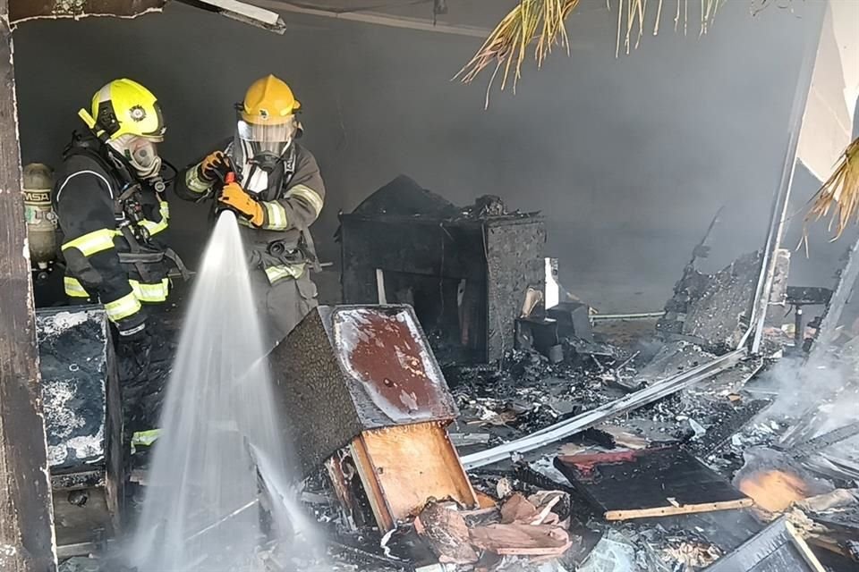Un niño de seis años fue rescatado por Bomberos de GDL, tras quedar atrapado en un incendio de un negocio, en la Colonia Colón Industrial.