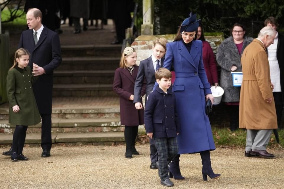 Catalina Middleton lució un abrigo ajustado elegante, en color azul, con tocado a juego.