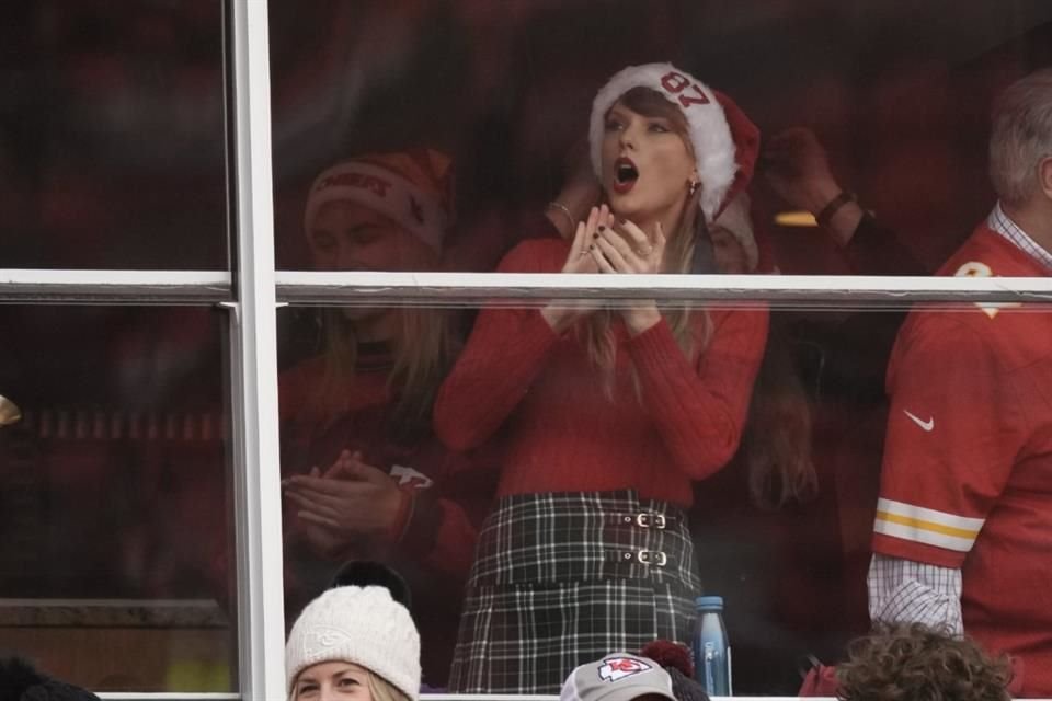 Desde las gradas, Taylor Swift fue captada reaccionando al partido de los Jefes de Kansas.