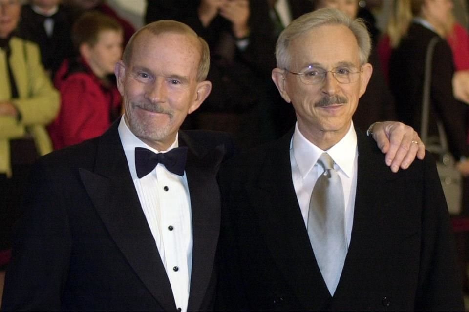 Tom encabezaba el grupo Smothers Brothers, junto a su hermano Dick Smothers.