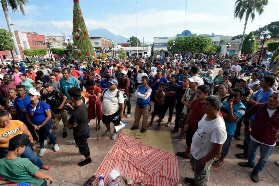 La caravana migrante que partió desde Tapachula, Chiapas, el pasado 24 de diciembre toma un descanso en Escuintla, también al sur de México.