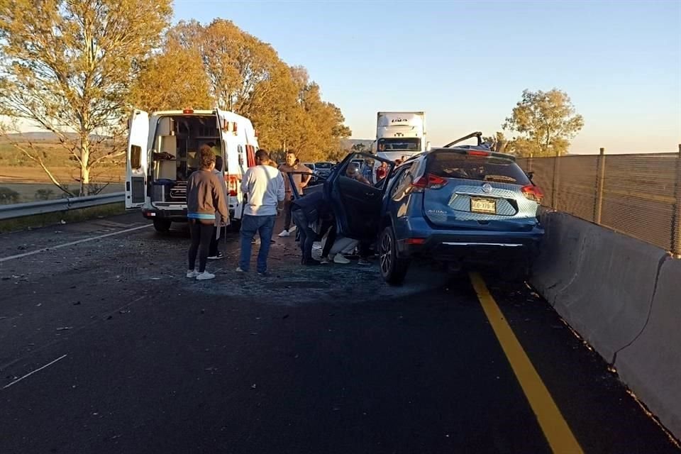 Una familia que viajaba en una X-Trail sufrió un accidente en la autopista León - Aguascalientes; una mujer murió.