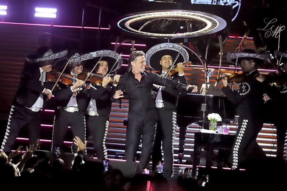 La gira mundial de Luis Miguel ha sido un éxito desde su primer concierto, teniendo un récord de entradas agotadas en múltiples ciudades.