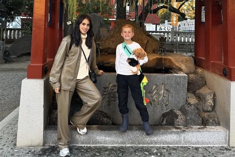 La actriz y cantante Sandra Echeverría recibirá el Año Nuevo en Tokio, Japón, junto con su hijo Andrés.