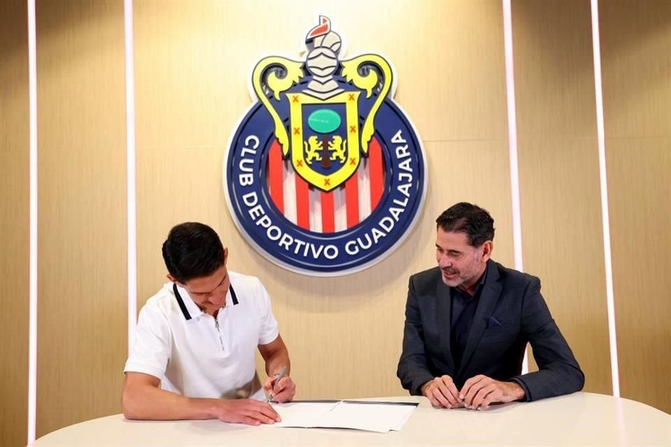 El lateral por derecha, de 22 años, firmó su vínculo contractual con las Chivas y el director deportivo Fernando Hierro le dio la bienvenida al club rojiblanco.
