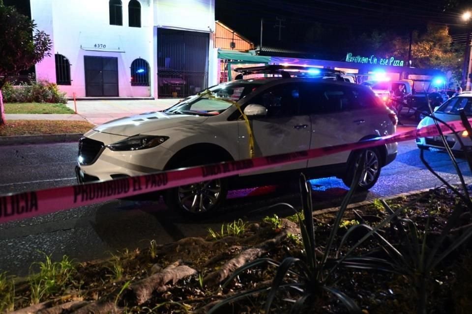 Una Mazda también recibió impactos.