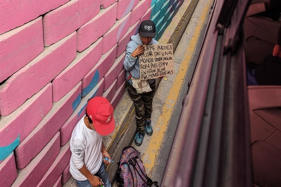 Hay personas pidiendo dinero para seguir su camino a Estados Unidos.