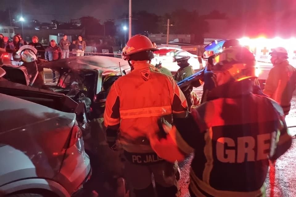 Un hombre murió prensado en un accidente ocurrido esta madrugada en la Carretera a Chapala, a la altura de Las Pintas, en El Salto.