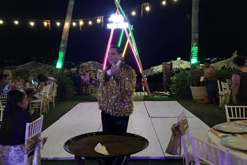 Un imitador de Juan Gabriel  amenizó el evento en el restaurante El Anzuelo, en Playa Hornos.