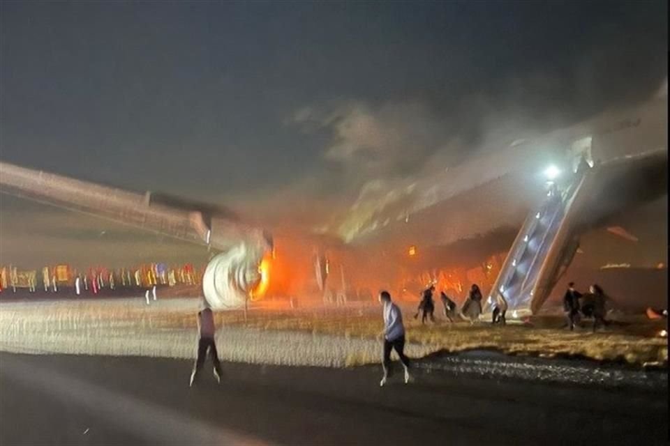 Todos los pasajeros del vuelo JAL-516 de Japan Airlines, que se cree eran 379 personas en total, salieron ilesos antes de que el avión fuera devorado completamente por las llamas.