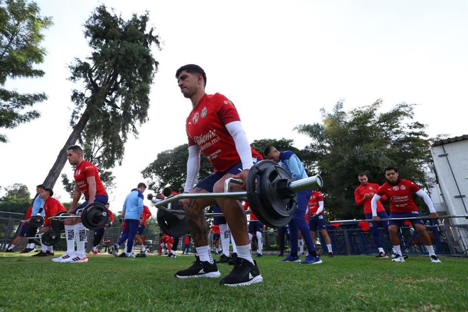 Chivas mantiene los entrenamientos de su pretemporada en sus instalaciones de Verde Valle.