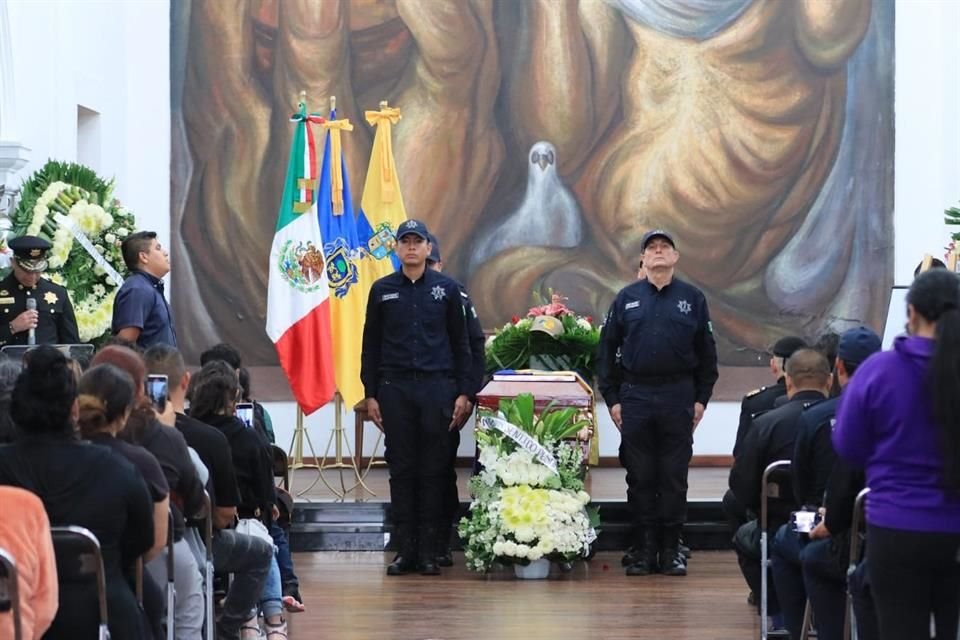 Compañeros y familiares del policía Simón Márquez le rindieron un homenaje póstumo, tras perder la vida en un enfrentamiento en Tlaquepaque.