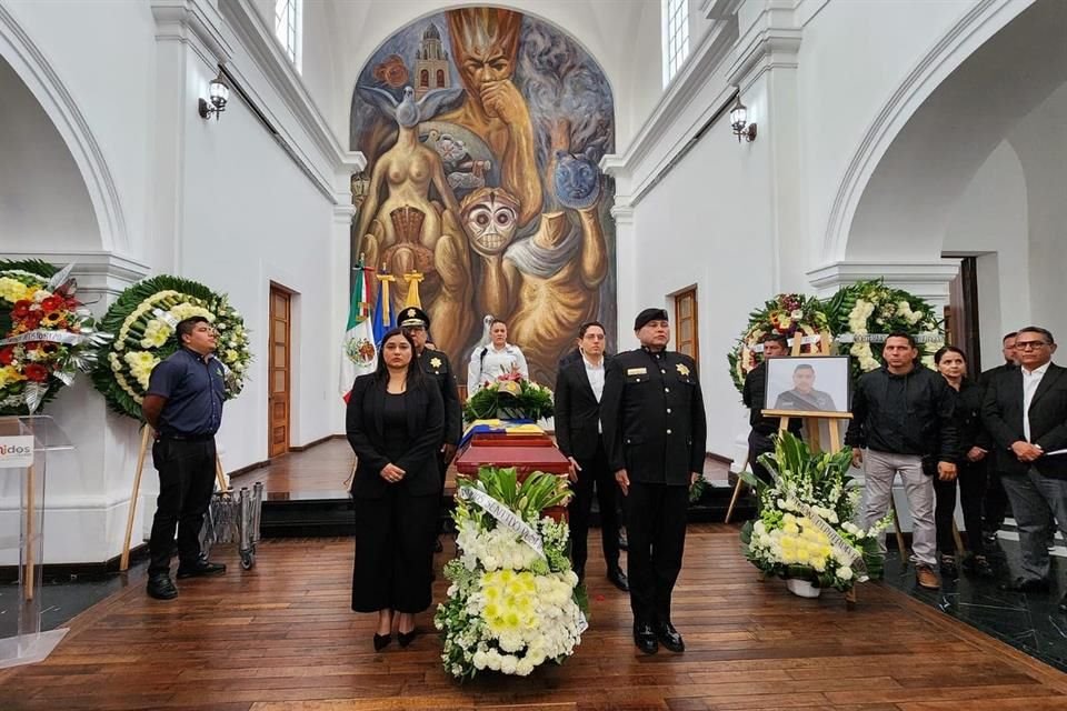 El homenaje al policía Simón Márquez, caído en cumplimiento de su deber, fue en el Centro Cultural El Refugio.