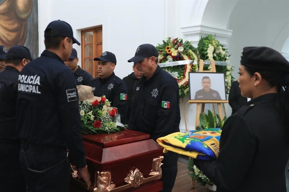Compañeros y familiares despidieron al policía Simón Márquez con el pase de lista.
