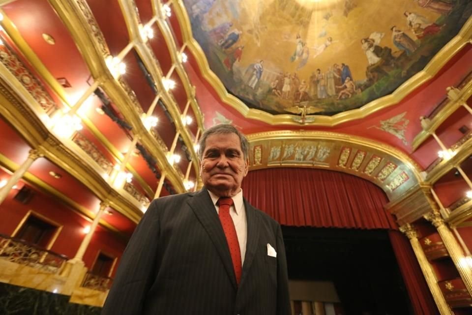 Felipe de Jesús Espinoza Gallardo compartió el Premio Nacional Medalla al Mérito Alí Chumacero en Arte, Cultura y Literatura 2023, con integrantes de la OFJ en diciembre pasado en el Teatro Degollado.