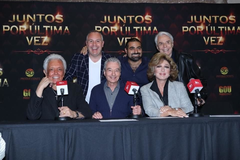 El intérprete ha compartido escenario con figuras como Enrique Guzmán, César Costa y Ángelica María.