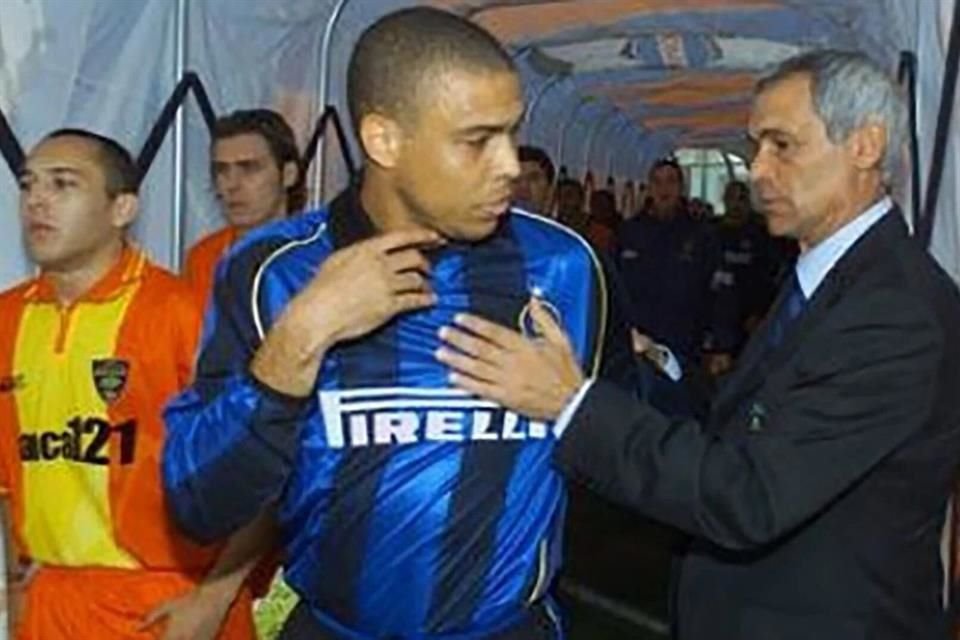 Ronaldo y Héctor Cúper coincidieron en Inter de Milán, pero se enfrascaron cuando el Fenómeno sintió que el DT lo forzó a jugar lesionado.