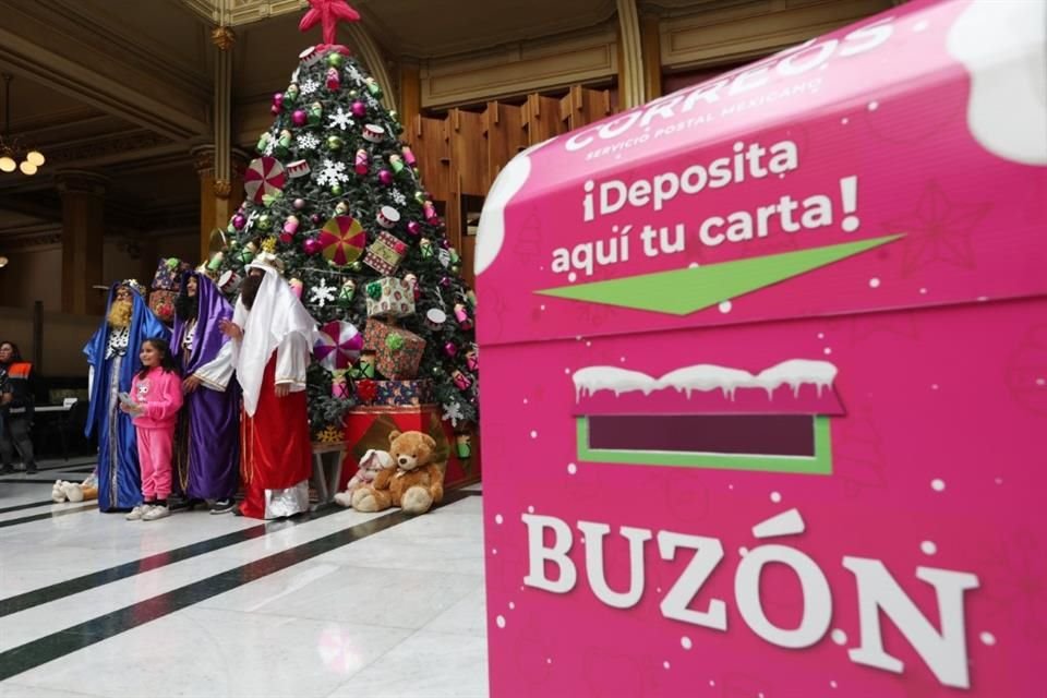 Chiquitos y grandes asistieron al Palacio Postal de la CDMX para poder entregar directamente su carta a los Reyes Magos.