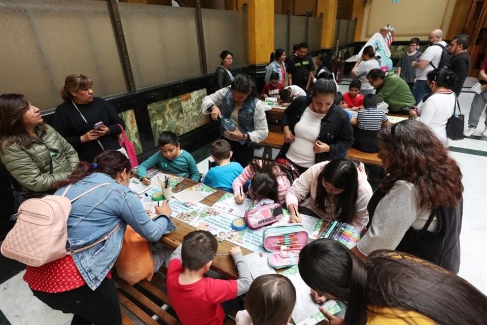 La actividad consta de la elaboración de una carta con ayuda de asesores y la posibilidad de que los menores se tomen una foto con los Tres Reyes Magos.