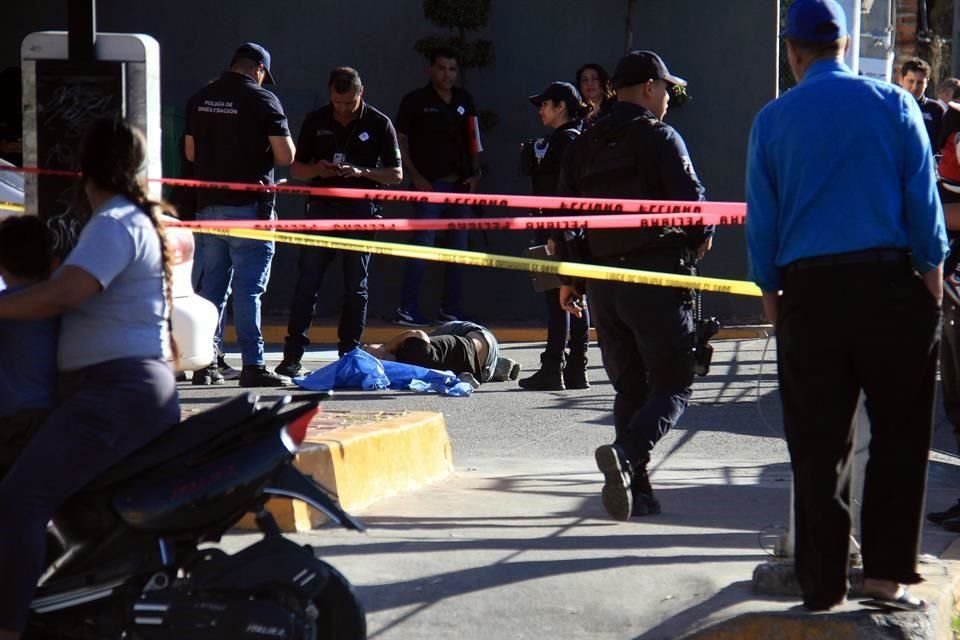 Al encontrarse en el estacionamiento de una tienda de autoservicio, un hombre fue ejecutado en la Colonia Mezquitera, en Tlaquepaque.