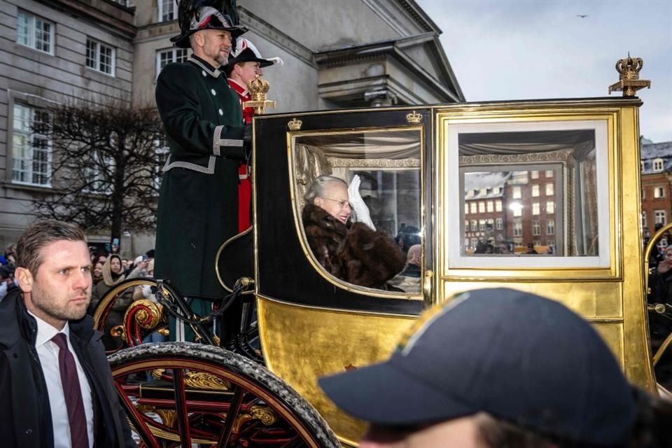 La Reina Margarita II realizó su último paseo en carruaje como la monarca de Dinamarca, antes de ceder el trono al Príncipe Federico.