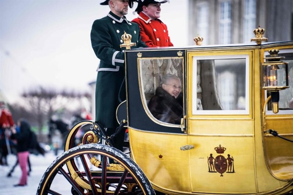 La Reina Margarita II fue escoltada desde el Palacio de Amalienborg.