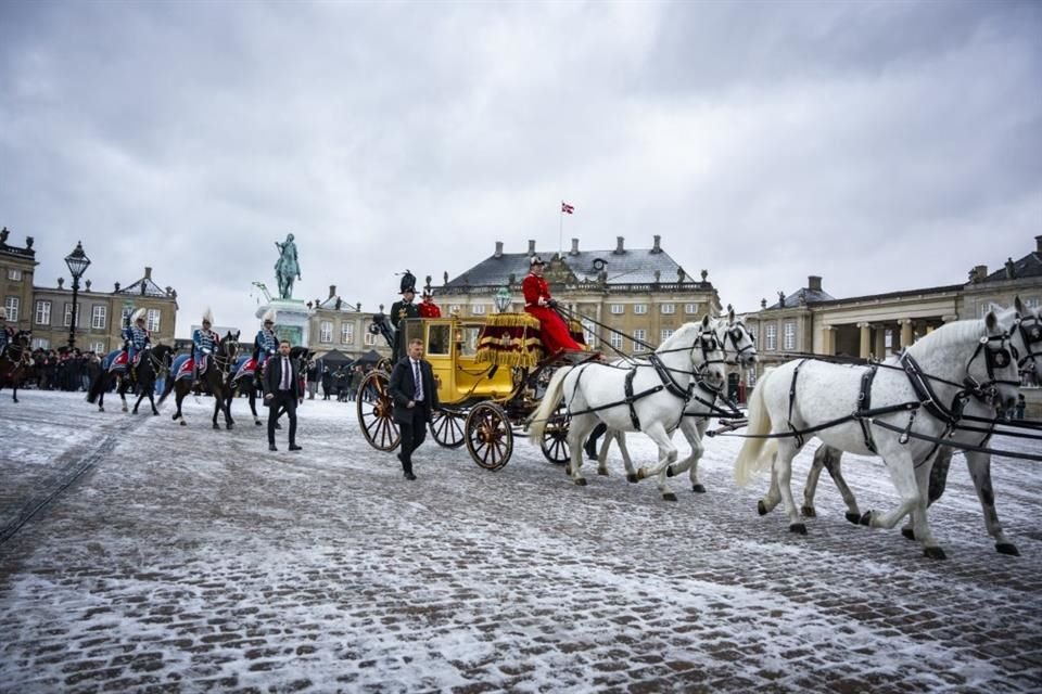 Aún con el frío, la Reina Margarita II desfiló las calles de Copenhague.