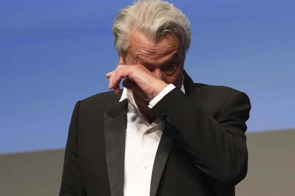 Alain Delon llora al recibir el premio honorario de Cannes.