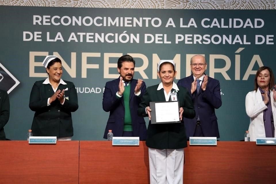 Zoé Robledo. titular del IMSS, y Arturo Olivares, secretario del SNTSS, firmaron la Carta de Entendimiento de los Trabajos de Comisión Bilateral para Reconocimiento de la Licenciatura de Enfermería.