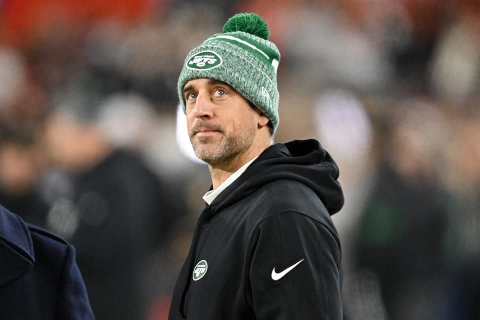 Aaron Rodgers se está tomando las cosas con calma sobre su futuro.