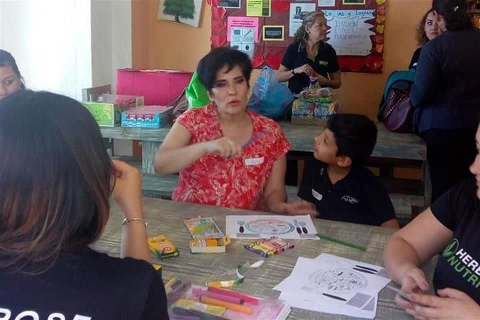 Los niños continúan su educación mientras se resuelve su situación.
