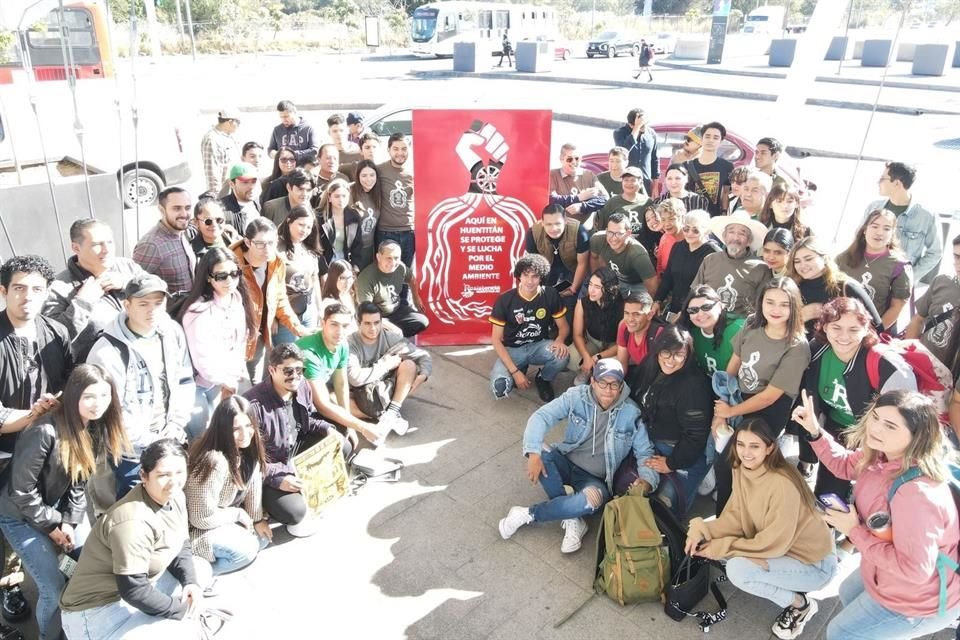 La Resistencia Huentitán y alumnos de UdeG instalaron un antimonumento, a un año de la detención de Javier Armenta y estudiantes de la UdeG.