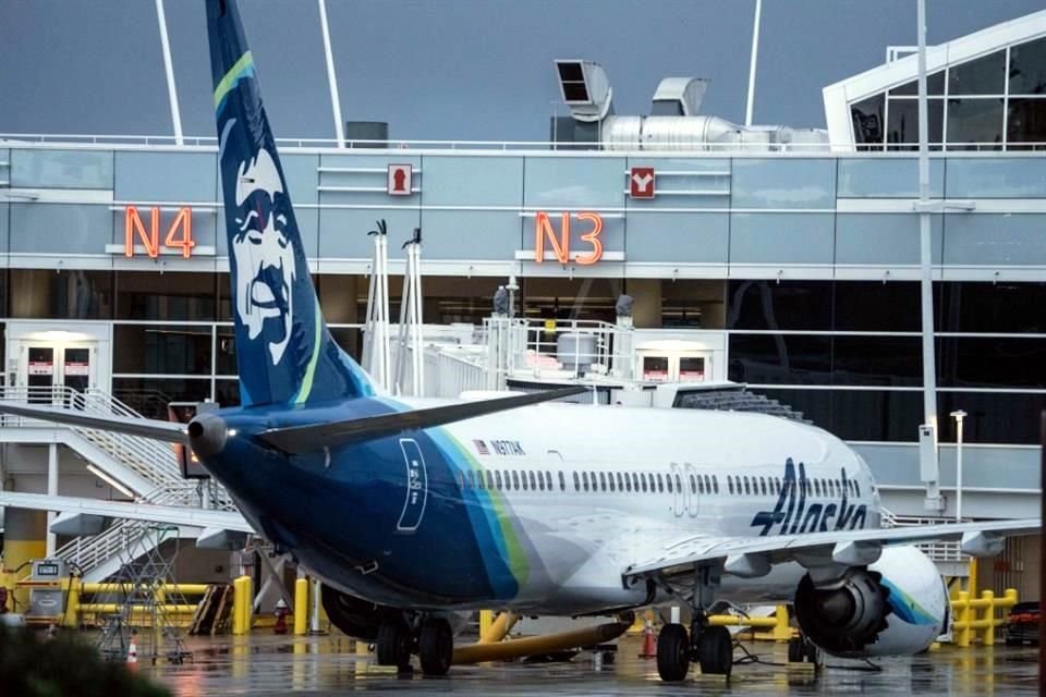 La FAA ordenó la inmovilización de 171 aviones Boeing 737 MAX en todo el mundo tras la explosión de uno en un vuelo de Alaska Airlines.