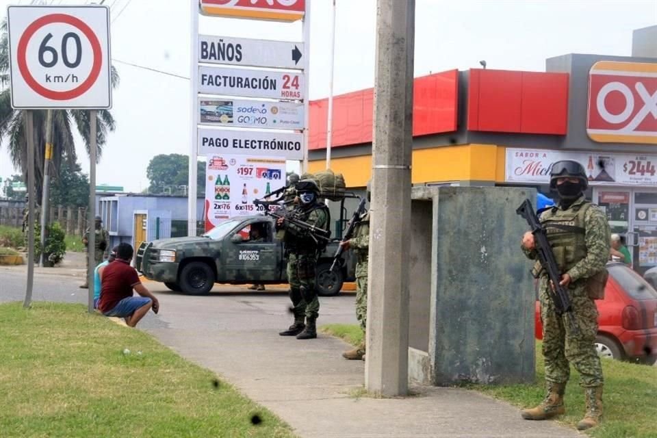 Tras el inicio del operativo de 2 mil 500 elementos federales y estatales, en Villahermosa, Tabasco, ya fueron observados militares resguardando negocios y calles.