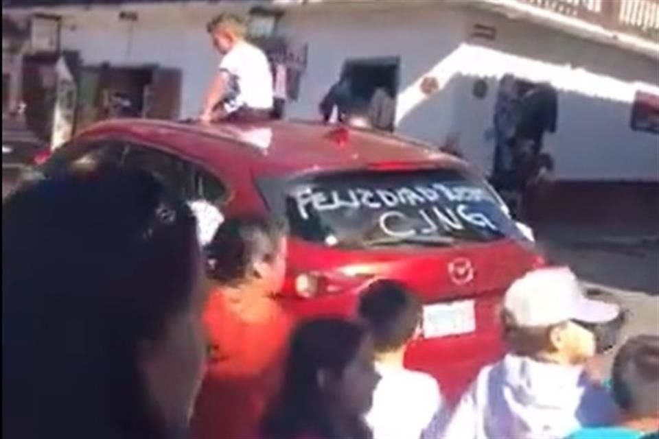 En Mazamitla, camionetas rotuladas con las siglas CJNG y el mensaje 'Feliz día de Reyes', regalaron dulces y juguetes a peatones y turistas.