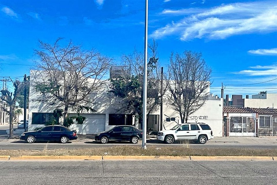 La vivienda, ubicada en el Fraccionamiento Las Palmas, conserva el color blanco y los árboles en la fachada.