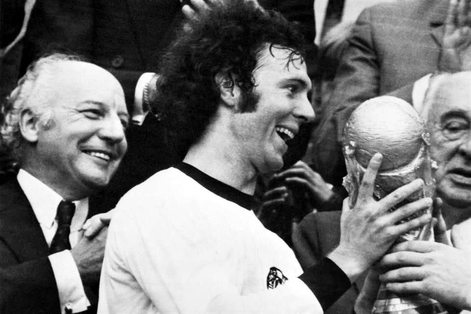 Beckenbauer fue campeón del mundo como jugador y como técnico de Alemania.
