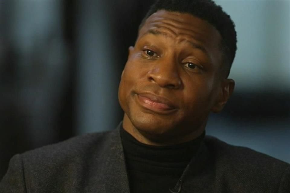  Jonathan Majors enfrenta nuevas acusaciones de abuso físico y emocional por parte de dos mujeres que colaboraron con él en la serie de HBO Lovecraft Country.