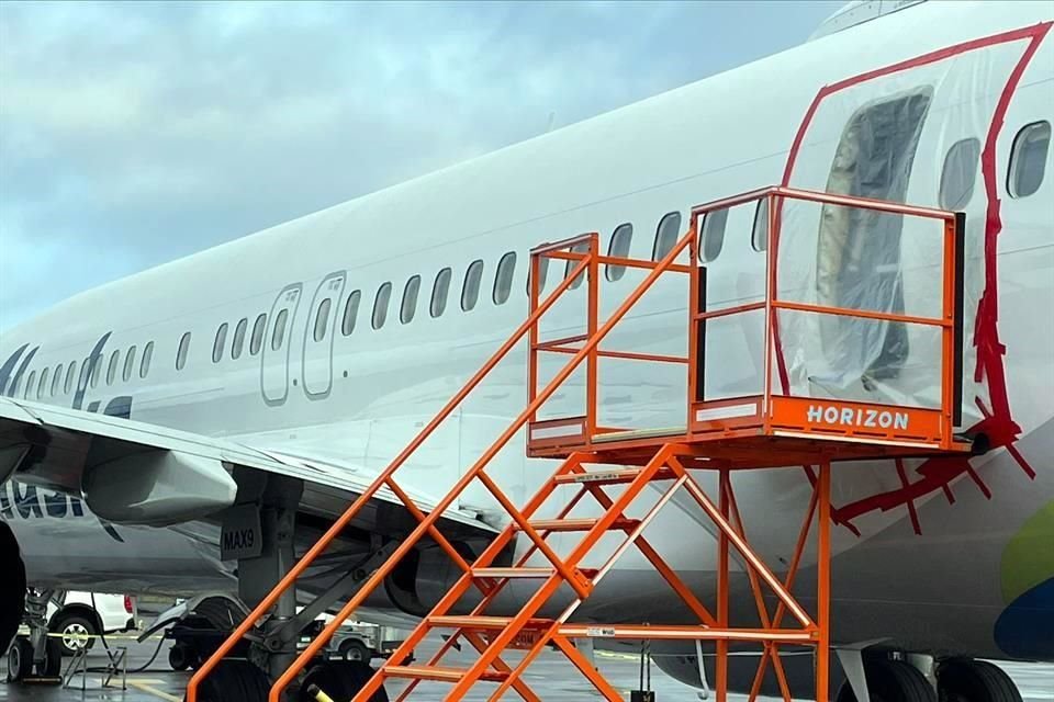 Avión Boeing 737-9 MAX de Alaska Airlines que sufrió un desprendimiento de un tapón de la puerta poco después de despegar de Portland (Oregón).