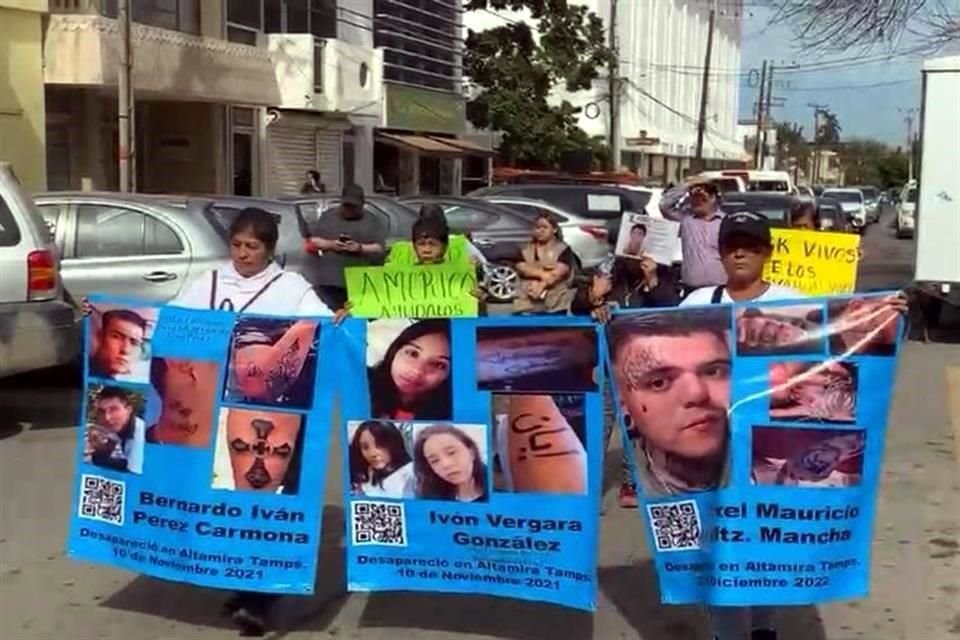 Madres de familia e integrantes de colectivos se reunieron en los alrededores del Palacio de Gobierno.